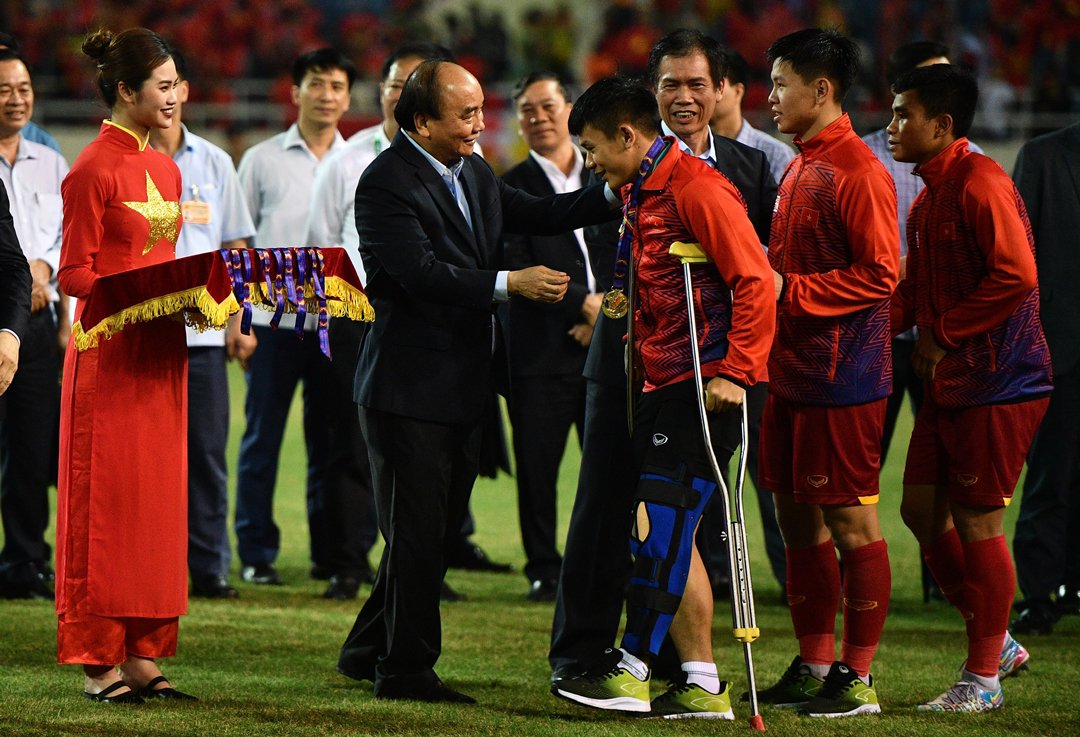 Chủ tịch nước Nguyễn Xuân Phúc trao huy chương Vàng cho đội tuyển U23 Việt Nam